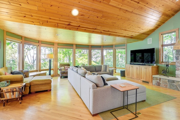 Mears Vacation Rental | 4BR | 2BA | 2,339 Sq Ft | Stairs Required
