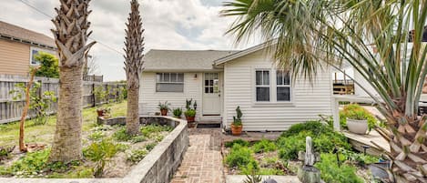 Fernandina Beach Vacation Rental | 962 Sq Ft | 2BR | 1BA | 1 Step Required