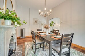Dining Area | Free WiFi