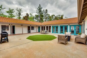 Courtyard | Smoker Grill | Gas Fire Pit | Dining Area