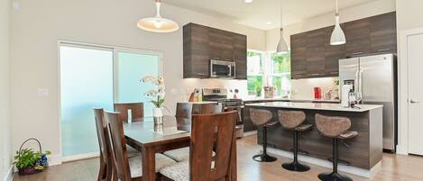 Kitchen and dining, the perfect place for friends and family.