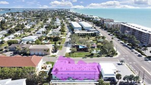 Park Vue is directly across from Redington Beach and 1 block to public access