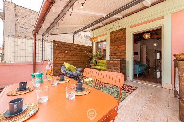 Outdoor dining
