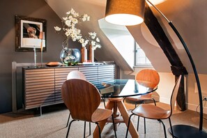 Salon avec télévision et cheminée, espace repas, cuisine ouverte