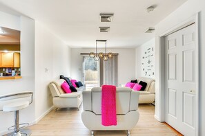 Sitting Room | Open Floor Plan | Free WiFi