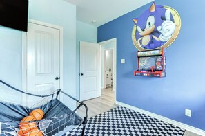 Game room with arcade for 2 and basketball!