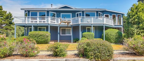 Bandon Vacation Rental | 3BR | 2BA | 2,100 Sq Ft | Stairs Required