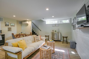 Living Room | Free WiFi | Smart TV | Central A/C & Heat