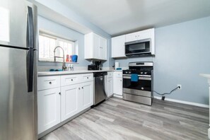 Full Kitchen 