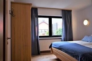 1x schlafzimmer hinter