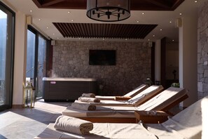 Indoor spa tub