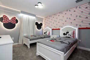 Bedroom w Two Twin Size Bed