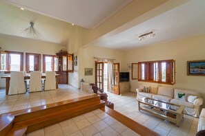 Open plan living room / dining area