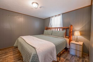 King Size Bed with en Suite (tub/shower combo)