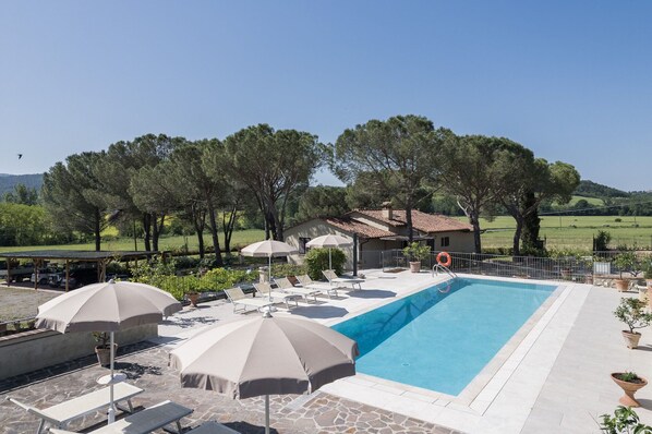 Amenities, Autumn, Building Exterior, Garden, Pool, Spring, Summer