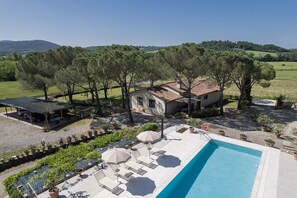 Amenities, Autumn, Building Exterior, Garden, Pool, Spring, Summer