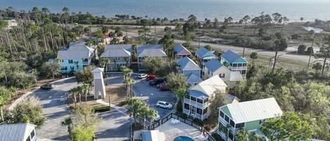 Gated community of Barefoot Cottages with 3 pools and hot tub!