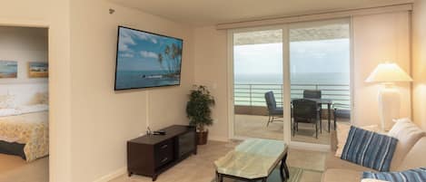 Living room with view to the Gulf 