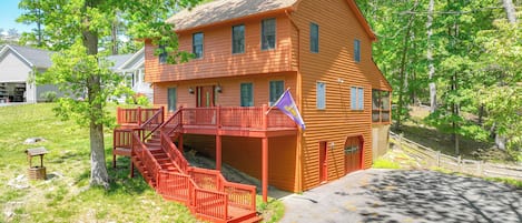McGaheysville Vacation Rental | 4BR | 2.5BA | 2,000 Sq Ft | Staircase to Enter