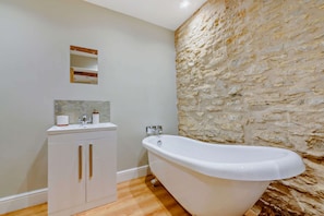 The Old Workshop Ensuite - StayCotswold