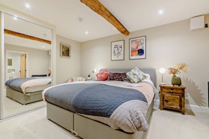 The Old Workshop Master Bedroom - StayCotswold