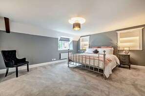 Manor House Master Bedroom - StayCotswold