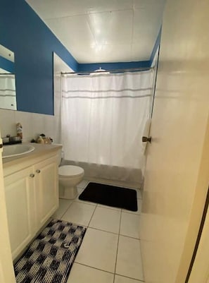 Immaculate bathroom with all the necessities!