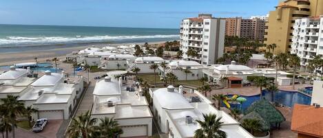 Vista para praia/oceano