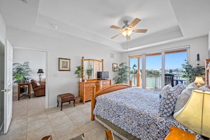King Master adjacent to Living Room/Den