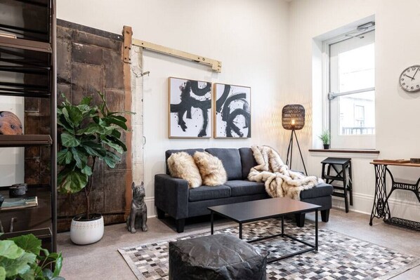Embrace the edgy elegance of The Gastown Loft, where contrasts of light and shadow inspire creativity. Steps from Stratford’s Avon Theatre and culinary gems, it’s a haven for those enchanted by arts, culture, and Stratford’s vibrant downtown