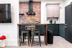 Craft culinary masterpieces in The Gastown Loft’s kitchen, a space where functionality meets urban chic. Located in the heart of Stratford, indulge in the city's rich dining scene and theatrical splendor, all within a short walk