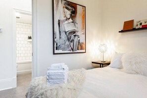 Find rest in The Gastown Loft’s bedroom, a sanctuary of style and tranquility amidst the urban excitement of Stratford. Just moments from the Stratford Festival theatres and the serene Avon River, it’s the perfect retreat for art and theatre aficionados