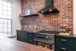 Craft culinary masterpieces in The Gastown Loft’s kitchen, a space where functionality meets urban chic. Located in the heart of Stratford, indulge in the city's rich dining scene and theatrical splendor, all within a short walk