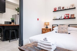 Rest and rejuvenate in our Manhattan-inspired bedroom, a cozy retreat for art lovers and urban explorers alike. Surrounded by Stratford's historical downtown, enjoy serene comfort after a day of cultural immersion