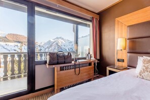 Find peace and relaxation with your close friends and family in this stunning room featuring natural decor.