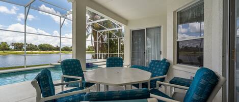 Covered lanai with table seating for 6