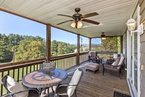 Screened porch with comfortable furnishings and fabulous mountain views.