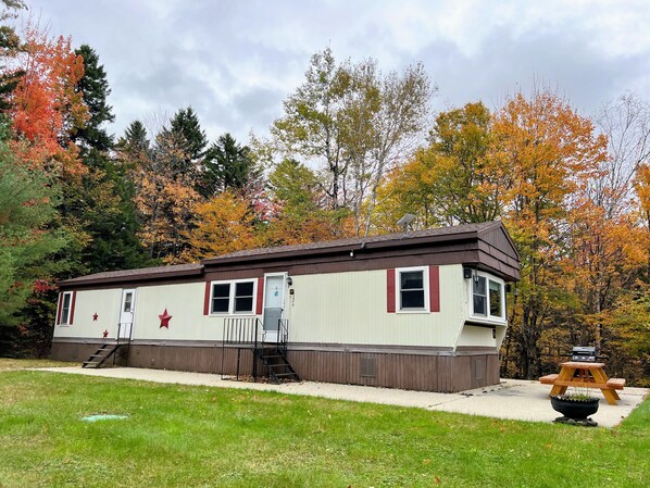 Set against the stunning backdrop of Cherry Mountain and the White Mountains National Forest, enjou the comforts this charming and well-kept mobile home