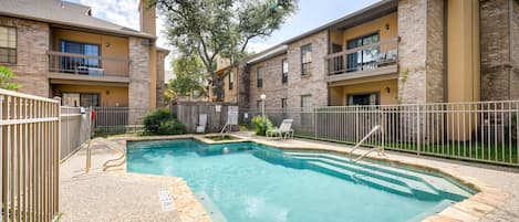 San Antonio Vacation Rental | 1BR | 1BA | 976 Sq Ft | Steps Required to Enter