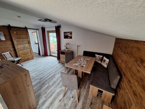 Ferienwohnung 1-3 Pers.,2 separate Schlafzimmer, 2 Bäder, kombinierter Ess-Wohnbereich, Balkon-Essecke