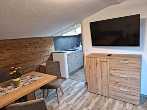 Ferienwohnung 1-3 Pers.,2 separate Schlafzimmer, 2 Bäder, kombinierter Ess-Wohnbereich, Balkon-Essecke mit Blick in kleine Küche