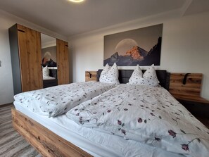 Ferienwohnung 1-3 Pers.,2 separate Schlafzimmer, 2 Bäder, kombinierter Ess-Wohnbereich, Balkon-Schlafzimmer mit Doppelbett