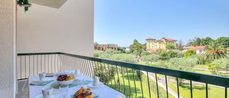 Balkon met tafel en stoelen en zonnescherm