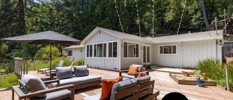 Escape to a serene forest retreat in Scotts Valley, California!