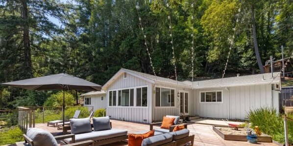 Escape to a serene forest retreat in Scotts Valley, California!