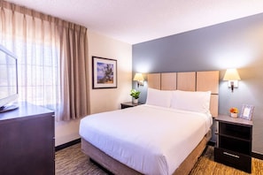 Unit with Queen size bed. Exact unit will be assigned upon arrival. Views, colors and decor may vary.