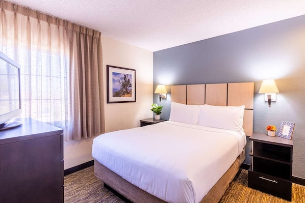Unit with Queen size bed. Exact unit will be assigned upon arrival. Views, colors and decor may vary.