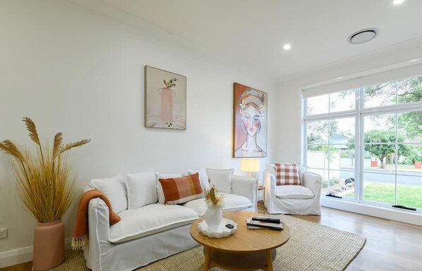 Paradise on Palmer - Outdoor pet friendly home with a firepit. Taronga Western Plains Zoo is 10 mins from home. Winery just 13 min away. Dubbo Golf Course is 8 min away. 