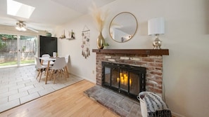 #StayinMyDistrict #BookDirect #EntireHome