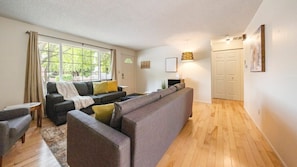#StayinMyDistrict #BookDirect #EntireHome